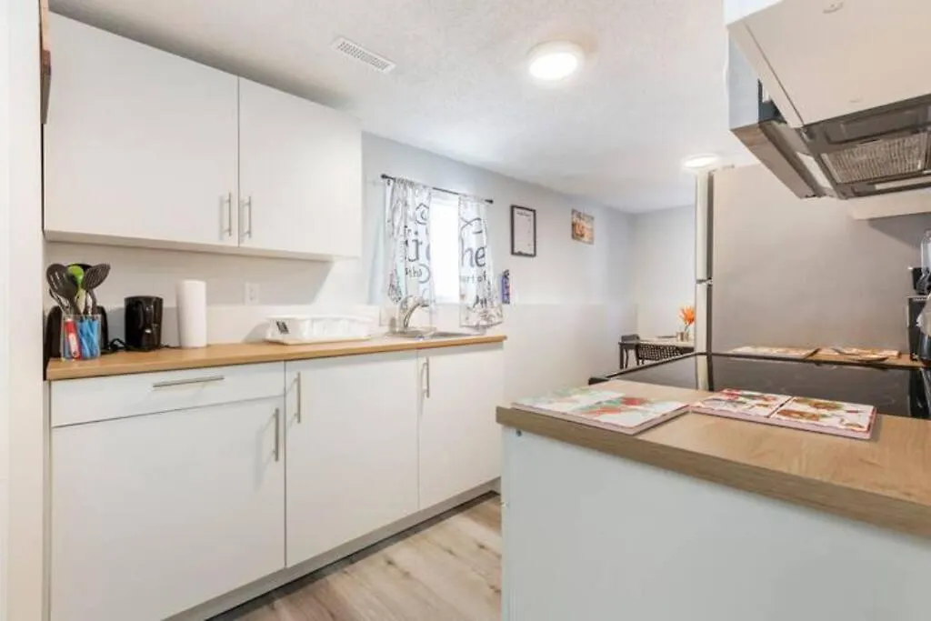 Cozy Furnished Room-4 Close To U Of A In Edmonton - With Shared Spaces Kanada