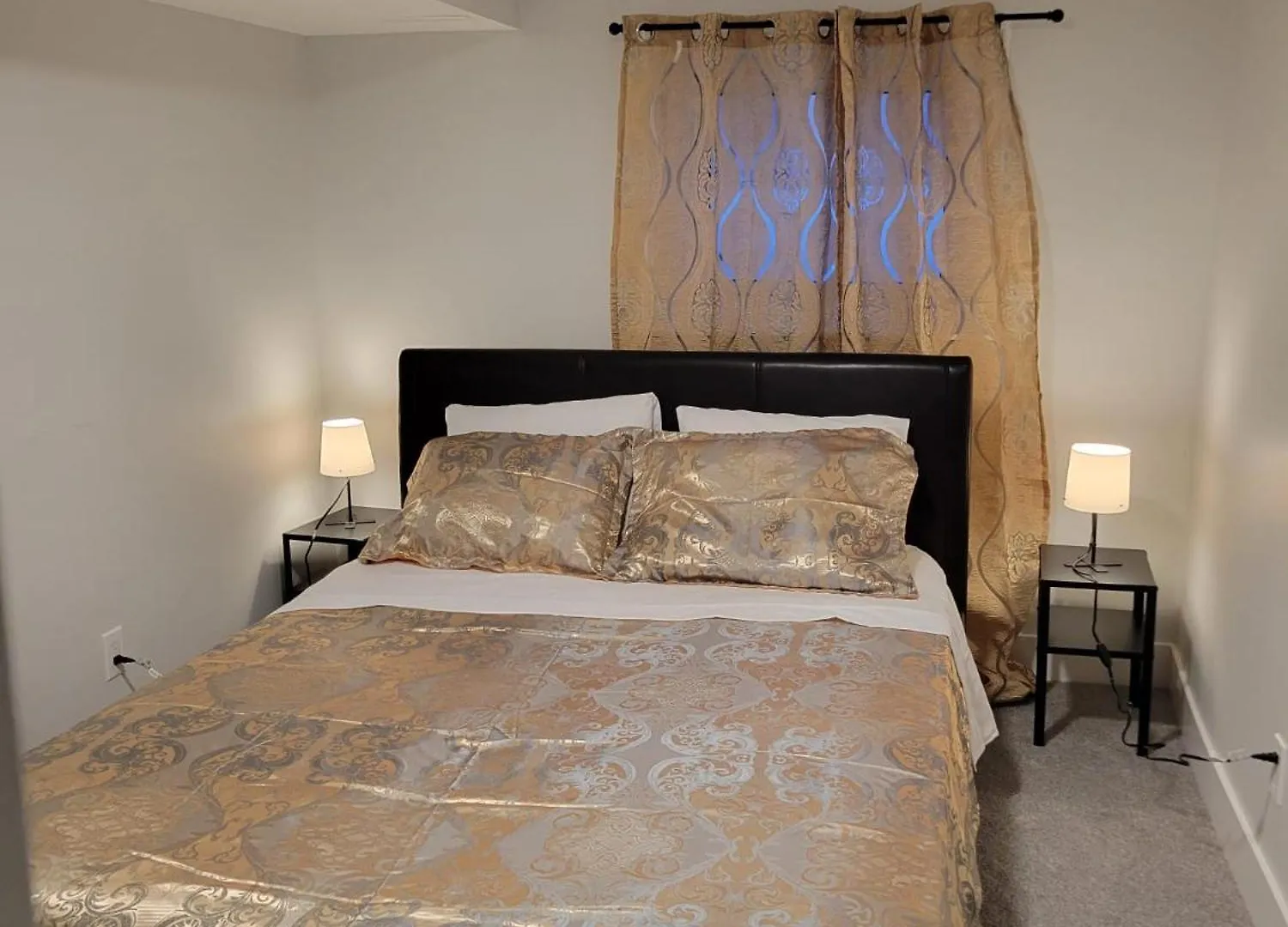 Cozy Furnished Room-4 Close To U Of A In Edmonton - With Shared Spaces