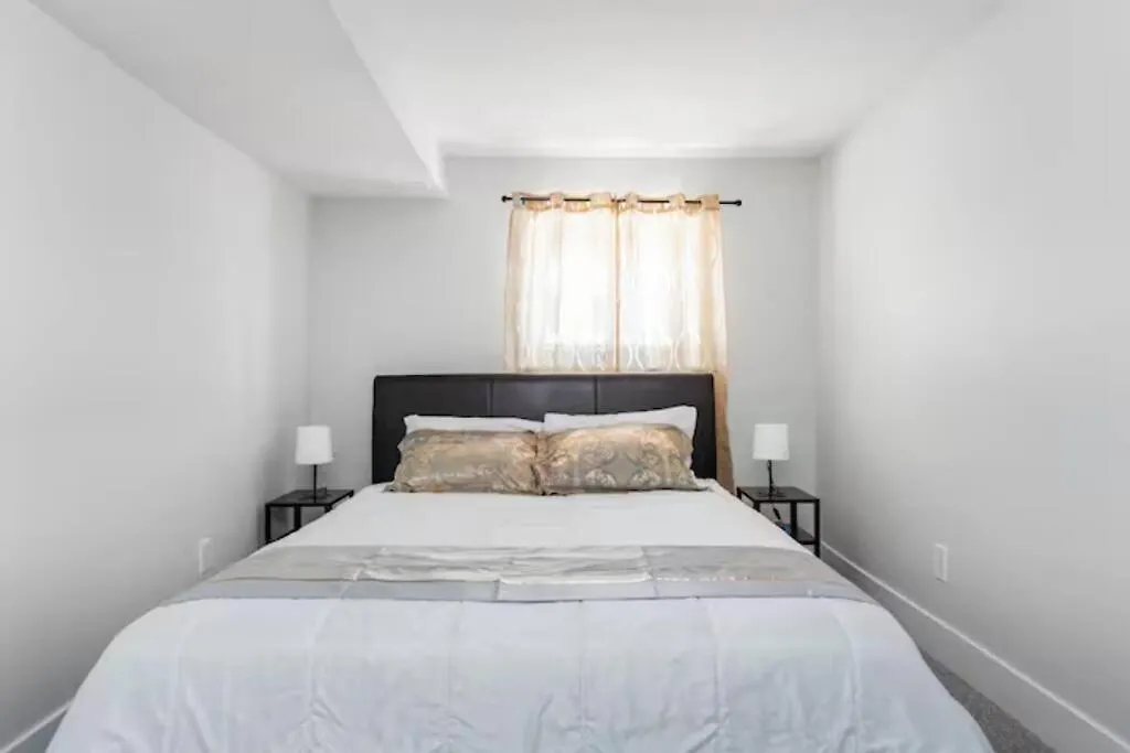 Cozy Furnished Room-4 Close To U Of A In Edmonton - With Shared Spaces Homestay