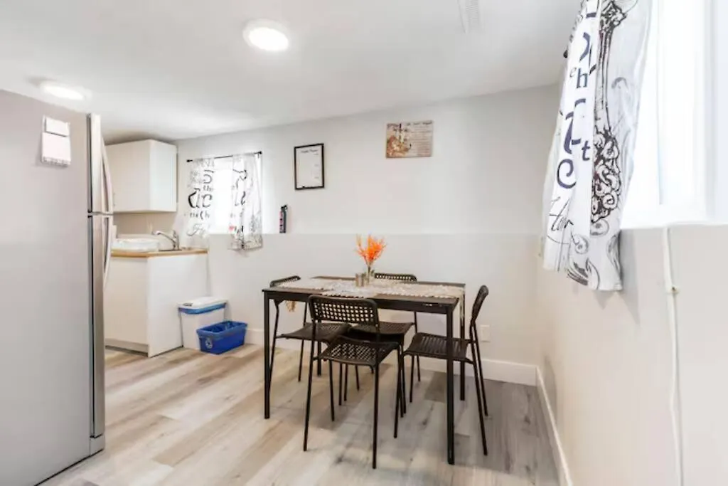 Cozy Furnished Room-4 Close To U Of A In Edmonton - With Shared Spaces