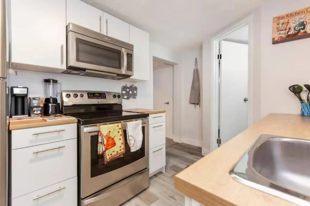 Homestay Cozy Furnished Room-4 Close To U Of A In Edmonton - With Shared Spaces Canada