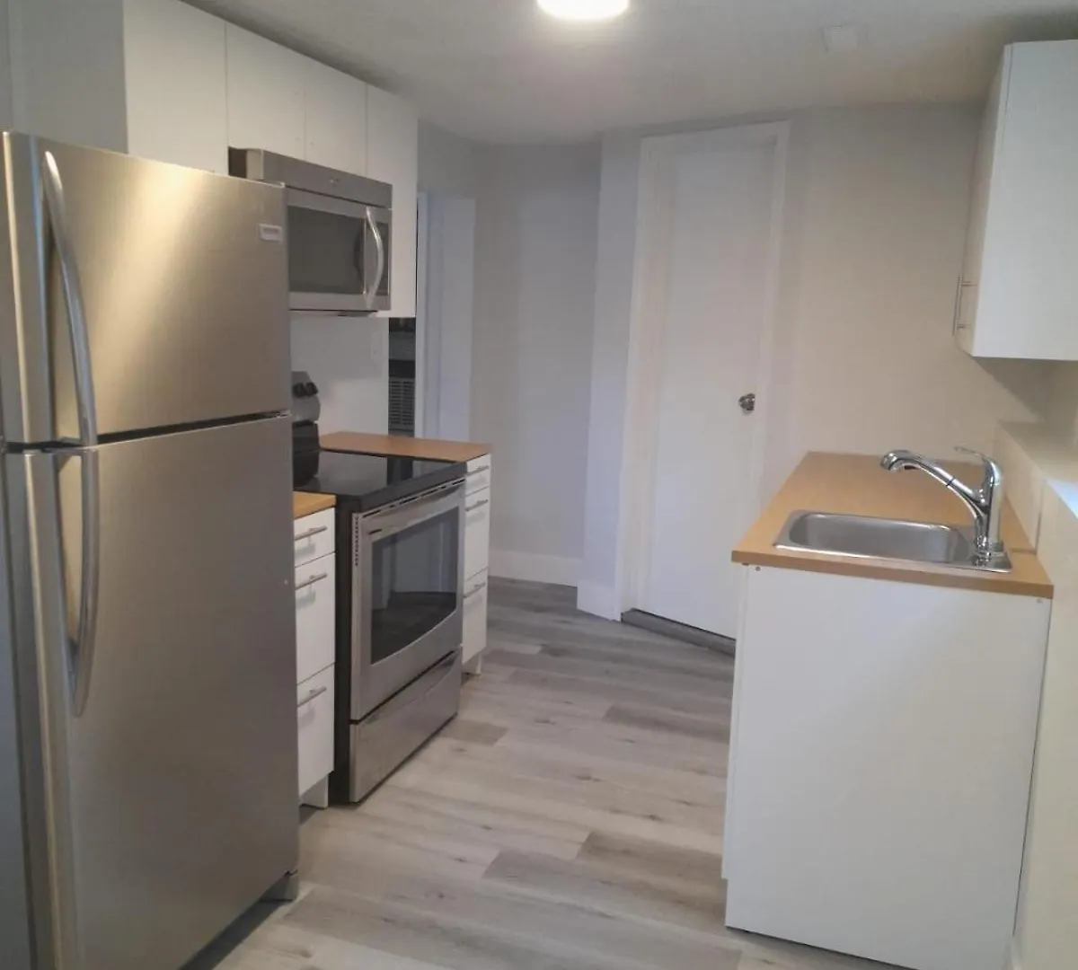 Homestay Cozy Furnished Room-4 Close To U Of A In Edmonton - With Shared Spaces